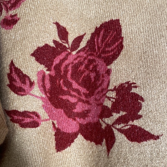 Altar’d State Tan Sweater with Red/Pink Floral Pattern NWT - Picture 3 of 4